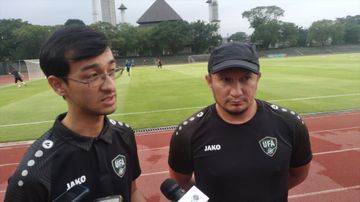 Asisten pelatih timnas U-17 Uzbekistan, Sobirov Usmankhodjaev, di sela sesi latihan di Stadion Sriwedari pada Jumat (24/11/2023).