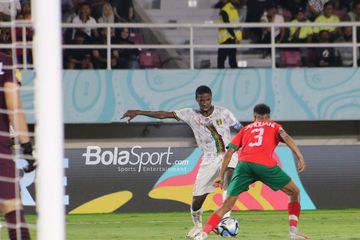 Aksi pemain Timnas U-17 Mali, Diarra Ibrahim, saat menghadapi perlawanan Maroko pada babak pertama 8 besar Piala Dunia U-17 2023 di Stadion Manahan, Surakarta, Sabtu (25/11/2023).