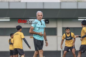 Pelatih Bhayangkara FC, Mario Gomez, sedang memantau para pemainnya berlatih di Lapangan B, Senayan, Jakarta, Selasa (12/8/2023) sore.