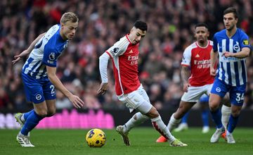 Gabriel Martinelli (tengah) dibayangi Jan-Paul van Hecke dalam laga Liga Inggris antara Arsenal vs Brighton and Hove Albion di Emirates, London (17/12/2023).