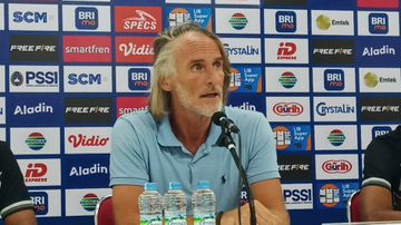 Pelatih Dewa United, Jan Olde Riekerink setelah laga melawan Persis di Stadion Manahan, Surakarta, Minggu (17/12/2023).