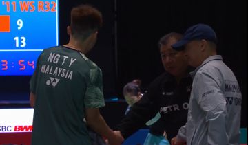 Tunggal putra Malaysia, Ng Tze Yong saat berdiskusi dengan Hendrawan dan Tey Seu Bock pada babak 32 besar Malaysia Open 2024 di Axiata Arena, Kuala Lumpur, Malaysia, Rabu (10/1/2024).