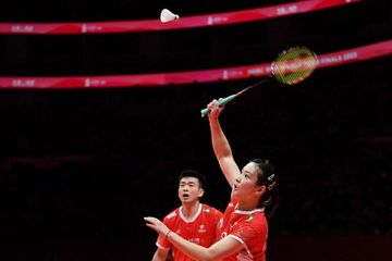Pasangan ganda campuran China, Zheng Si Wei/Huang Ya Qiong, pada final BWF World Tour Finals 2023 di Hangzhou Sports Center Gymnasium, China, Minggu (17/12/2023).