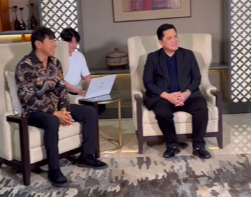 Ketua Umum PSSI, Erick Thohir, bersama Pelatih Timnas Indonesia, Shin Tae-yong