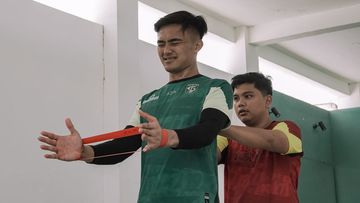 Ernando Ari menjalani sesi latihan bersama Persebaya Surabaya pada Senin (12/2/2024).