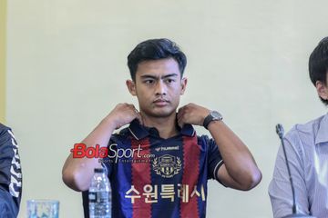 Pemain baru Suwon FC, Pratama Arhan, sedang memberikan keterangan kepada awak media di Hotel Sultan, Senayan, Jakarta, Kamis (15/2/2024).