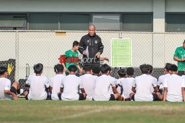 Pelatih timnas U-16 Indonesia, Nova Arianto, sedang memberikan intruksi kepada para pemainnya di Lapangan B, Senayan, Jakarta, Senin (19/2/2024).