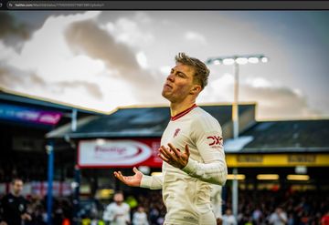 Rasmus Hojlund merayakan gol untuk Manchester United ke gawang Luton Town pada matchweek 25 Liga Inggris 2023-2024 di Stadion Kennilworth Road, Minggu (18/2/2024).