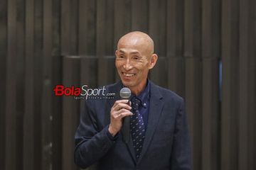 Pelatih timnas wanita Indonesia, Satoru Mochizuki, sempat tersenyum saat sedang memberikan keterangan kepada awak media di Menara Danareksa, Gambir, Jakarta Pusat, Selasa (20/2/2024).