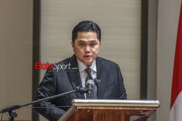 Ketua Umum PSSI, Erick Thohir, sedang memberikan keterangan kepada awak media di Menara Danareksa, Gambir, Jakarta Pusat, Selasa (20/2/2024).