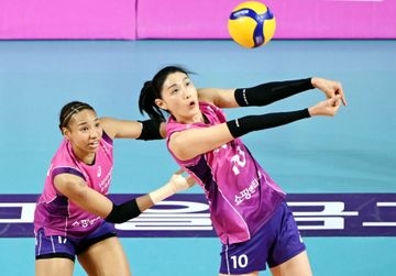 Dua pebola voli Incheon Heungkuk Life Pink Spiders, Reina Tokoku (kiri) dan Kim Yeon-koung (kanan) sedang berupaya melakukan receive
