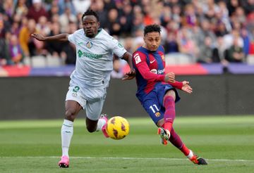 Raphinha (kanan) cetak gol dalam laga Barcelona vs Getafe pada lanjutan Liga Spanyol di Stadion Olimpic Lluis Companys (24/2/2024).