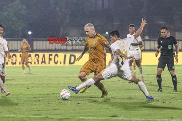 Radja Nainggolan (kiri) sedang melewati lawannya dalam laga pekan ke-27 Liga 1 2023 antara Bhayangkara FC versus Madura United di Stadion PTIK, Blok M, Jakarta, Jumat (1/3/2024).