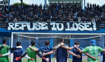 Bobotoh memberikan dukungan langsung di sesi latihan Persib Bandung, Rabu (6/3/2024).