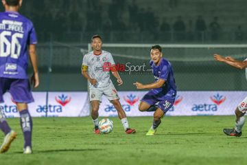 Jack Brown (kanan) sedang menguasai bola dalam laga pekan ke-29 Liga 1 2023 antara Persita Tangerang versus Arema FC di Stadion Indomilk Arena, Tangerang, Banten, Rabu (13/3/2024) malam.