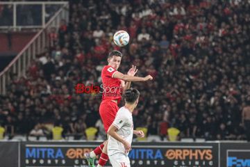 Justin Hubner (kiri) sedang menyundul bola saat bertanding dalam laga grup F babak Kualifikasi Piala Dunia 2026 antara timnas Indonesia versus timnas Vietnam di Stadion Utama Gelora Bung Karno, Senayan, Jakarta, Kamis (21/3/2024).