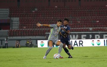 Suasana pertandingan Arema FC Vs Persebaya Surabaya dalam laga pekan ke-31 Liga 1 2023/2024 yang berlangsung di Stadion Kapten I Wayan Dipta, Gianyar, Rabu (27/3/2024).