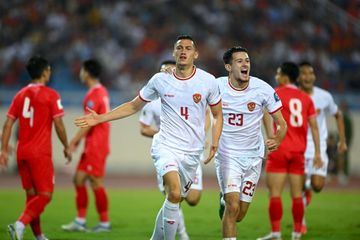 Pemain timnas Indonesia, Jay Idzes, merayakan gol ke gawang Vietnam pada duel Kualifikasi Piala Dunia 2026 di Hanoi (26/3/2024).