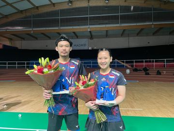 Pasangan ganda campuran Indonesia, Rinov Rivaldy/Pitha Haningtyas Mentari usai menjuarai Spain Masters 2024 di Centro Deportivo Municipal Gallur, Madrid, Spanyol, Minggu (31/3/2024).