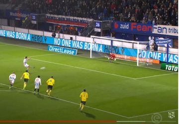 Thom Haye mengambil tendangan penalti sukses dalam laga Heerenveen lawan Fortuna Sittard di Liga Belanda 2023-2024.