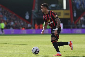 Aksi Justin Kluivert dalam pertandingan melawan manchester United pada lanjutan Liga Inggris 2023-2024.