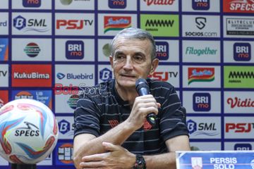 Pelatih Persis Solo, Milomir Seslija, saat hadir dalam sesi jumpa pers di Stadion Utama Gelora Bung Karno, Senayan, Jakarta, Selasa (16/4/2024).