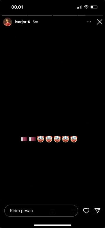 Status Ivar Jenner dengan memasang bendera Qatar dan badut