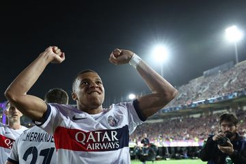 Kylian Mbappe merayakan gol untuk PSG ke gawang Barcelona pada duel Liga Champions di Olimpic Lluis Companys (16/4/2024).