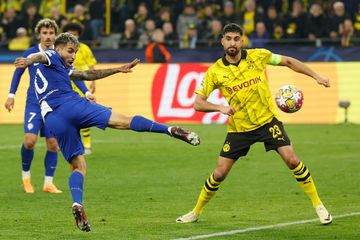 Kompatriot Lionel Messi yang memperkuat Atletico Madrid, Angel Correa, melepaskan tembakan yang menjebol gawang Borussia Dortmund di partai Liga Champions (16/4/2024).