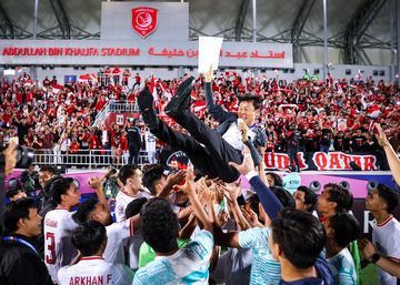 Saat para pemain Timnas U-23 Indonesia merayakan selebrasi dengan mengangkat pelatih Shin Tae-yong seusai skuad Garuda Muda dipastikan lolos ke semifinal Piala Asia U-23 2024.