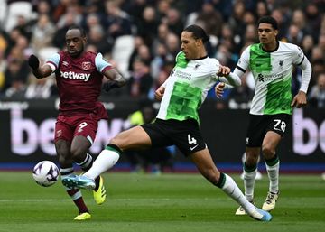 Michail Antonio (kiri) beradu dengan Virgil van Dijk dalam duel West Ham United vs Liverpool pada lanjutan Liga Inggris di London Stadium (27/4/2024).