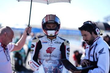 Pembalap Honda Team Asia, Mario Suryo Aji, bersiap di grip jelang start balapan MotoGP Spanyol di Sirkuit Jerez, Jerez, Spanyol, 28 April 2024.