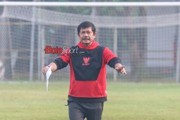 Pelatih timnas U-20 Indonesia, Indra Sjafri, sedang memberikan intruksi kepada para pemainnya di Lapangan B, Senayan, Jakarta, Jumat (24/5/2024). Ia dibebani PSSI membentuk tim muda yang berkualitas, bagaimanapun caranya.