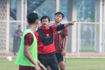 Pelatih timnas U-20 Indonesia, Indra Sjafri, sedang memberikan intruksi kepada para pemainnya di Lapangan B, Senayan, Jakarta, Jumat (24/5/2024).