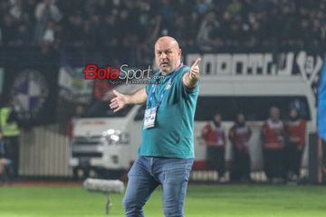 Pelatih Persib Bandung, Bojan Hodak, sedang memantau para pemainnya bertanding di Stadion Si Jalak Harupat, Bandung, Jawa Barat, Minggu (26/5/2024).