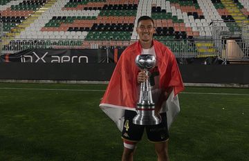 Jay Idzes memarkan piala sambil membawa bendera Indonesia setelah membawa Venezia FC promosi ke Serie A.