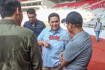 Ketua Umum PSSI, Erick Thohir, sedang berdikusi saat ditemui di Stadion Utama Gelora Bung Karno, Senayan, Jakarta, Rabu (5/6/2024).