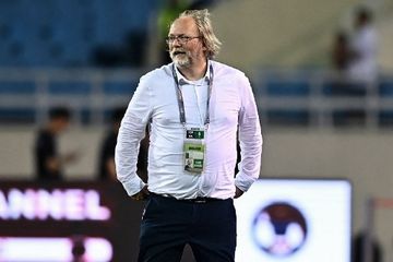 Pelatih Filipina,Tom Saintfiet menyaksikan laga Kualifikasi Piala Dunia 2026 lawan Vietnam di Stadion Nasional My Dinh di Hanoi pada 6 Juni 2024.