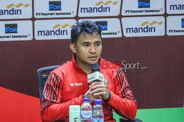 Pemain timnas Indonesia, Asnawi Mangkualam Bahar, sedang memberikan keterangan kepada awak media di Stadion Utama Gelora Bung Karno, Jakarta, Kamis (6/6/2024).