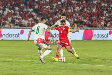 Asnawi Mangkualam Bahar (tengah) sedang menguasai bola dalam laga babak Kualifikasi Piala Dunia 2026 antara timnas Indonesia versus timnas Irak di Stadion Utama Gelora Bung Karno, Jakarta, Kamis (6/6/2024). Lapangan dan rumput SUGBK dikeluhkan pemain, termasuk Asnawi Mangkualam.