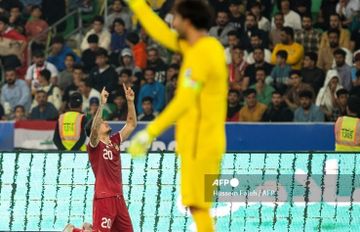 Shayne Pattynama merayakan gol timnas Indonesia ke gawang timnas Irak pada duel Kualifikasi Piala Dunia 2026.
