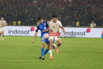 Ragnar Oratmangoen (kanan) sedang berebut bola dengan Jasper Nyholm (kiri) dalam laga keenam babak penyisihan grup F Kualifikasi Piala Dunia 2026 antara timnas Indonesia versus timnas Filipina di Stadion Utama Gelora Bung Karno, Senayan, Jakarta, Selasa (11/6/2024).