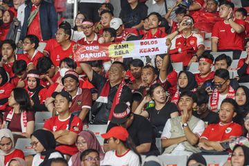 Ekspresi suporter Timnas Indonesia dalam laga Kualifikasi Piala Dunia 2026 melawan Filipina, Selasa (11/6/2024) di Stadion Utama Gelora Bung Karno, Senayan, Jakarta.