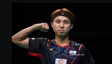 Tunggal putra Jepang, Kodai Naraok berpose setelah memastikan kemenangan pada semifinal Australian Open 2024 di Quaycentre, Sydney Olympic Park, Australia, Sabtu (15/6/2024)