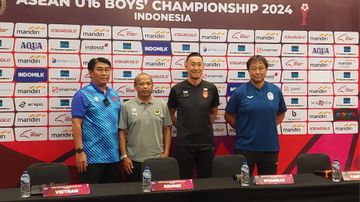 Pelatih timnas U-16 Brunei Muhammad Ali Mustafa (dua dari kiri) saat konferensi pers Grup B ASEAN Cup U-16 2024 di Hotel Solo Paragon, Jumat (21/6/2024).