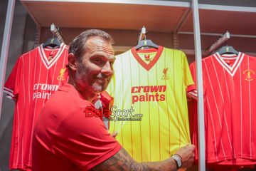 Legenda Liverpool, Patrik Berger, sedang melihat koleksi yang dimiliki Liverpool FC Store di PIM 2, Pondok Indah, Jakarta, Sabtu (20/7/2024).