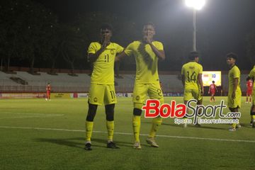 Selebrasi pemain Malaysia, Muhamad Ridzwan (kanan) dan Pavithran Gunalan (kiri) usai mencetak gol ke gawang Singapura pada matchday kedua Grup C ASEAN Cup U-19 2024 di Stadion Gelora 10 November, Surabaya, Senin (22/7/202).