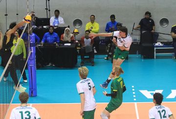 Middle Blocker timnas voli U-20 Australia, Mitchell Croft melakukan spike ke arah timnas voli Indonesia pada penyisihan Pul A Kejuaraan Voli Asia U-20 2024 di Jawa Pos Arena, Surabaya, Indonesia, Kamis (25/7/2024).