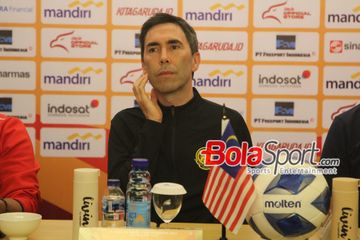 Pelatih Juan Torres saat menghadiri sesi jumpa pers semifinal Piala ASEAN CUP U-19 2024 di hotel Wyndham, Surabaya, Jawa Timur, Jumat (26/7/2024) sore WIB