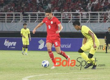 Pemain timnas U-19 Indonesia, Jens Raven, sedang menguasai bola pada pertandingan melawan timnas U-19 Malaysia di Stadion Gelora Bung Tomo, Surabaya, Sabtu (27/7/2024).